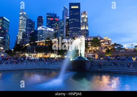 Singapur - Juli 15 berühmten Merlion Brunnen - das Symbol von Singapur und Central Business District Skyline bei Nacht am 15. Juli 2013. Stockfoto