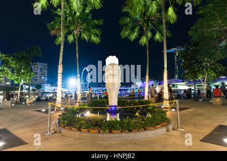 Merlion Park Promenade in der Nacht, Singapur, 15. Juli 2013. Stockfoto