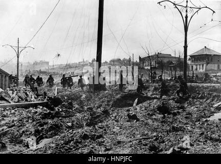 Das Bild der Nazi-Propaganda zeigt deutsche Wehrmachtssoldaten in den Straßen von Stalingrad (heute Wolgograd). Aufgenommen im September 1942. Ein Nazi-Reporter schrieb auf die Rückseite des Films auf 30.09.1942: "Stalingrad. Der südliche Teil der Stadt! Das Gebiet wurde von den Granaten unserer schweren Artillerie in Stücke gerissen. Telefon und Straßenbahnkabel hängen in einem verwickelten Schlamassel." Fotoarchiv für Zeitgeschichte - KEIN KABELDIENST - | weltweite Nutzung Stockfoto