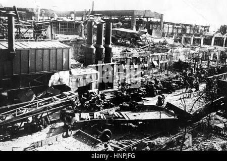 Das Bild der Nazi-Propaganda zeigt die zerstörte Traktor- und Tankfabrik „Dzerzhinsky“ im Norden von Stalingrad (heute Wolgograd). Aufgenommen am 1942. November nach seiner Ergreifung durch die deutsche Wehrmacht. Fotoarchiv für Zeitgeschichte - KEIN KABELDIENST - | weltweite Nutzung Stockfoto