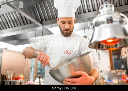 Koch Kochen Mix Salat in der Restaurantküche Stockfoto