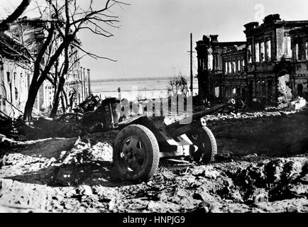 Die Nazi-Propaganda zeigt Kriegsschäden und Ruinen in der Stadt Stalingrad (heute Wolgograd). Aufgenommen im Oktober 1942. Ein Nazi-Staatsreporter schrieb auf die Rückseite des Films auf 17.10.1942: "Nach dem Durchbruch zur Wolga in Stalingrad. Ausgebrannte gepanzerte Fahrzeuge, zerstörtes Kriegsmaterial markieren den Weg zu den bitteren Kämpfen. An diesem Punkt erreichten die Truppen die Wolga in Stalingrad. Fotoarchiv für Zeitgeschichte - KEIN KABELDIENST - | weltweite Nutzung Stockfoto