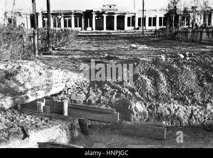 Die NS-Propaganda-Bild zeigt einen Bunker vor der bitter umkämpften "Dzierzynski" Traktor und Tank-Fabrik im Norden von Stalingrad (heute Volgograd). Aufgenommen im November 1942, nachdem es von der deutschen Wehrmacht erobert wurde. Ein NS-Staat-Reporter hat auf der Rückseite des Bildes auf 07.11.1942, geschrieben "die zerstörte Traktorenfabrik in der Hochburg von Stalingrad. Über diese Fabrik wurde ein erbitterter Kampf gekämpft. Die Bolschewiki hatten umgeben das weitläufige Gelände mit Bunkern und Einbäume, die 10 Meter in den Boden ging, um Eindringen von deutschen Truppen zu verhindern. " Foto: Berline Stockfoto