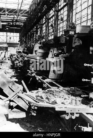 Das Bild der Nazi-Propaganda zeigt die zerstörte Traktor- und Tankfabrik „Dzerzhinsky“ im Norden von Stalingrad (heute Wolgograd). Aufgenommen im November 1942, nachdem es von der deutschen Wehrmacht gefangen genommen wurde. Ein Nazi-Staatsreporter hat auf die Rückseite des Bildes auf 07.11.1942 geschrieben: "Das zerstörte Traktorwerk in der Hochburg von Stalingrad. Das Transformatorsystem der Fabrik. Fotoarchiv für Zeitgeschichte - KEIN KABELDIENST - | weltweite Nutzung Stockfoto