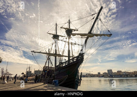 Nachbildung der alten spanischen Galeone, Nao Victoria, Schiff, Schiff, Boot aus dem 16. Jahrhundert im Hafen von Malaga. Stockfoto