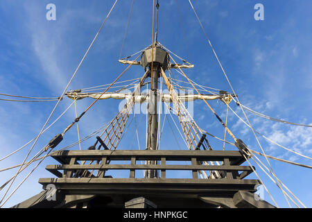 Krähennest Replik alte spanische Galeone, Nao Victoria, Schiff, Schiff, Boot aus dem 16. Jahrhundert im Hafen von Malaga. Stockfoto