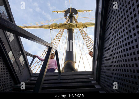 Nachbildung der alten spanischen Galeone, Nao Victoria, Schiff, Schiff, Boot aus dem 16. Jahrhundert im Hafen von Malaga. Stockfoto