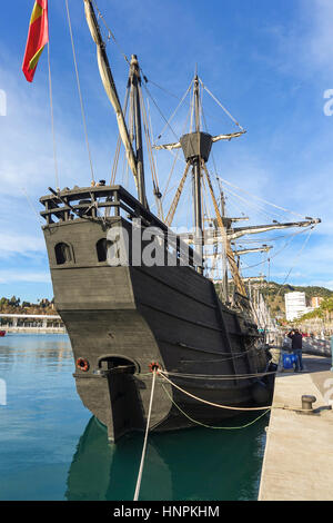 Nachbildung der alten spanischen Galeone, Nao Victoria, Schiff, Schiff, Boot aus dem 16. Jahrhundert im Hafen von Malaga. Stockfoto