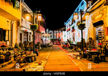 Abends Blick auf dem Antiquitätenmarkt in die Straßen der historischen Stadt Zentrum. Stockfoto