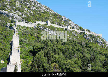 Die große Mauer, die Sie die Stadt Ston, Halbinsel Peljesac, Dalmatien, Kroatien umgibt Stockfoto