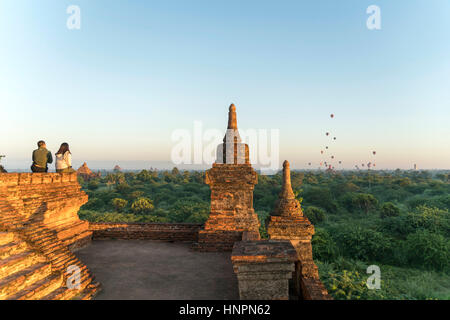 Touristen Beobachten sterben Heißluftballons in der Ebene von Bagan, Myanmar, Asien |  Touristen, die gerade die Ballons fliegen über Bagan Plains Tempel und Stockfoto