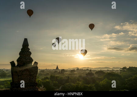 Heissluftballon Bei "Sonnenaufgang" Über Den Tempeln Und Pagoden in der Ebene von Bagan, Myanmar, Asien |  Heißluftballon bei Sonnenaufgang über den Tempel Stockfoto