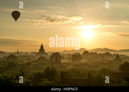 Heissluftballon Bei "Sonnenaufgang" Über Den Tempeln Und Pagoden in der Ebene von Bagan, Myanmar, Asien |  Heißluftballon bei Sonnenaufgang über den Tempel Stockfoto