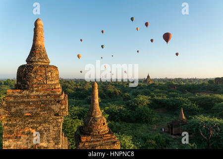 Heissluftballons Starten Zu Den Tempeln Und Pagoden in der Ebene von Bagan, Myanmar, Asien |  Heißluftballons in den Plains Bagan Tempeln und Pagode Stockfoto