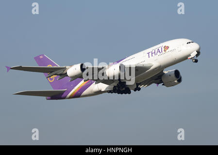 Thai Airways International Airbus A380-841 HS-tue - benannt Si Racha / ศรีราชา startet vom Flughafen London Heathrow in blauem Himmel. 2017 Stockfoto