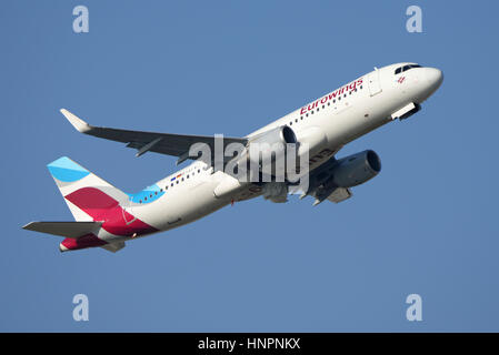 Eurowings Airbus A320-214 D-AEWJ vom Flughafen London Heathrow in blauen Himmel abheben Stockfoto