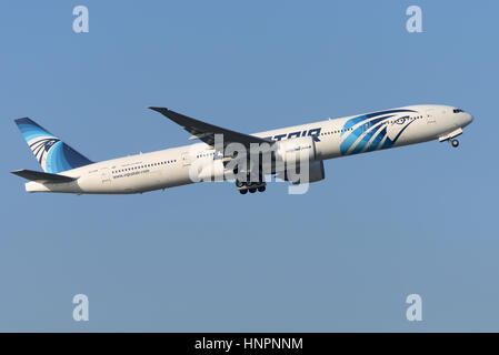 EgyptAir Boeing 777-36NER SU-GDM vom Flughafen London Heathrow in blauen Himmel abheben Stockfoto