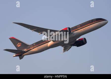 Royal Jordanian Boeing 787-8 Dreamliner JY-BAG vom Flughafen London Heathrow in blauen Himmel abheben Stockfoto