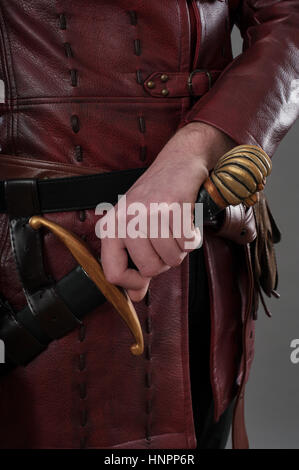 Mittelalterliche Ritter sein Schwert Hand festhalten. Closeup. Studio-Shooting Stockfoto