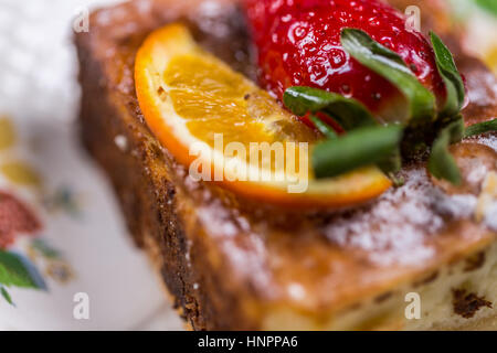 Stück Kuchen mit Erdbeeren und Zitrone auf eine Platte-Nahaufnahme Stockfoto