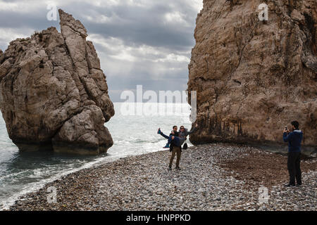 Touristen fotografieren an den Geburtsort der Aphrodite (Petra Tou Romiou), in der Nähe von Paphos, Zypern Stockfoto