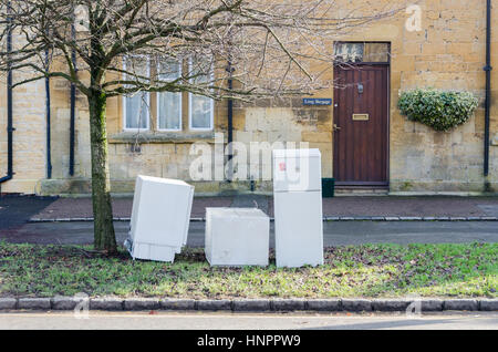 Kühlschränke, die vor einem Haus am Straßenrand aufgegeben Stockfoto