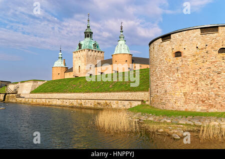 Kalmar, Schweden - 22. April 2014: Dokumentation der historischen Reiseziel. Das Kalmar Schloss von Südwesten gesehen. Kanonen auf äußeren w sichtbar Stockfoto