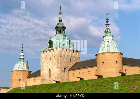 Kalmar, Schweden - 22. April 2014: Dokumentation der historischen Reiseziel. Das Kalmar Schloss von Südwesten gesehen. Kanonen auf äußeren w sichtbar Stockfoto