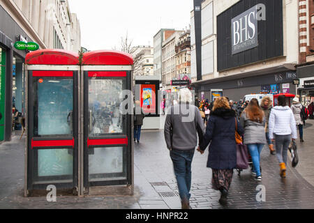 BT KX 100 Stillgelegten, schmutzig, redundante rote Telefonzellen im Stadtzentrum von Liverpool, Merseyside, UK Stockfoto