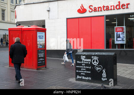 Wenn die Macht der Liebe die Liebe zur Macht überwindet, wird die Welt Frieden erfahren. Jimi Hendrix Angebote & widersprüchliche Logos außerhalb der Santander Bank", gewinnen die Pools" und ein Angebot, Frieden, Licht und Liebe. Liverpool, Großbritannien Stockfoto