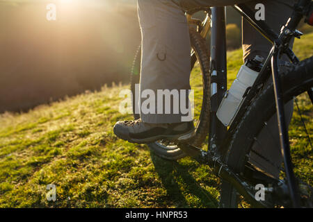 Nahaufnahme des Hinterrades Sport Mountainbike-Fahrten auf dem Hügel Stockfoto