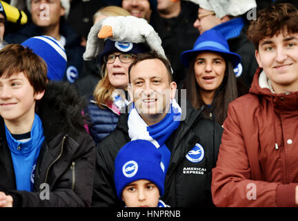 Tony Bloom, Vorsitzender des Brighton Football Clubs, unter den Fans mit Frau Lindadas Begleitung des Sky Bet Championship-Spiels zwischen Brentford und Brighton und Hove Albion im Griffin Park in London. 5. Februar 2017. Foto Simon Dack/Tele-Bilder Simon Dack/Tele-Bilder Stockfoto