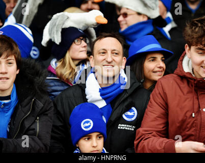 Tony Bloom, Vorsitzender des Brighton Football Club, war mit seiner Frau Linda beim Sky Bet Championship-Spiel zwischen Brentford und Brighton und Hove Albion im Griffin Park in London unter den Fans. 5. Februar 2017. Simon Dack / Tele-Bilder Stockfoto