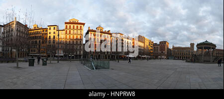 Baskenland: Blick auf die Plaza del Castillo, der Schlossplatz, das Nervenzentrum der Stadt Pamplona, die Bühne für Stierkämpfe bis 1844 war Stockfoto