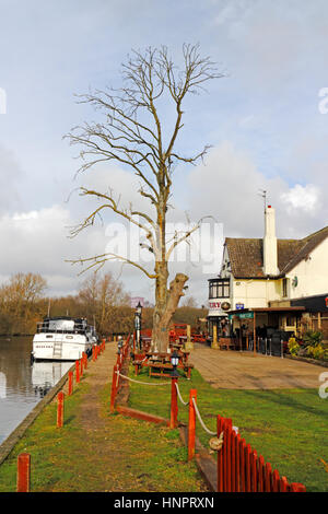 Ein Blick auf die Ferry Inn auf den Norfolk Broads in Horning, Norfolk, England, Vereinigtes Königreich. Stockfoto