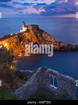 Dämmerung über der Kirche von San Pietro, Portovenere, Ligurien, Italien Stockfoto