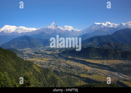 Blick von Sarangkot in Richtung der Annapurna Conservation Area & Bereich Annapurna im Himalaya, Nepal. Stockfoto