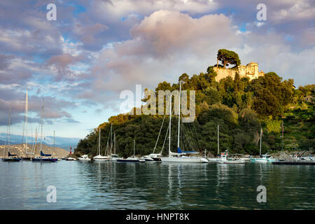 Abend von Sonnenlicht über Castello Brown und dem Hafen von Portofino, Ligurien, Italien Stockfoto