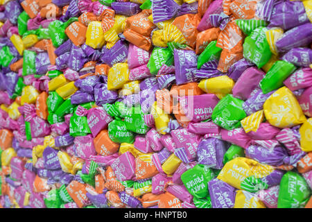 Bunte Bonbons aufgestapelt. Stockfoto