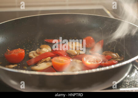 Pilze & Tomaten in einer Pfanne braten Stockfoto