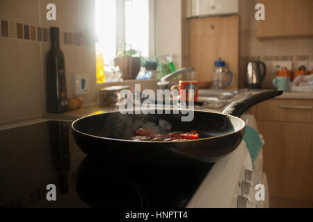 Pilze & Tomaten in einer Pfanne braten Stockfoto