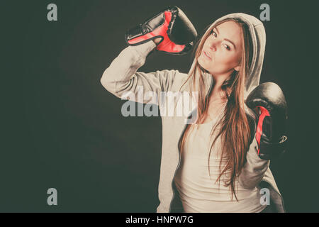 Training und Kampf mit Gegner. Sportlichkeit und starken Körper. Energische Frau tragen Sportswear und Boxhandschuhe. Sport und Fitness gesunde lif Stockfoto