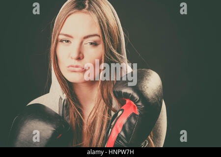 Ausübung der Kampf vorbereiten. Sportlichkeit und starken Körper. Junge Frau tragen Sportswear Boxen mit Gegner. Sport und Fitness gesunde Lebensweise. Stockfoto