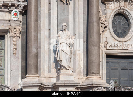 Ansicht Fassade und die Kathedrale von St. Agatha in Catania, Sizilien-Statue. Stockfoto