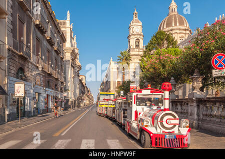 CATANIA, Italien - 13. September 2015: Ausflug Dampfzug im Hintergrund die Kathedrale in Catania, Sizilien, Italien. Stockfoto