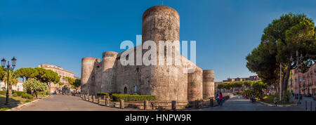 CATANIA, Italien - 13. September 2015: Panorama des Castello Ursino, auch bekannt als Castello Svevo di Catania, ist eine Burg in Catania, Sizilien Stockfoto