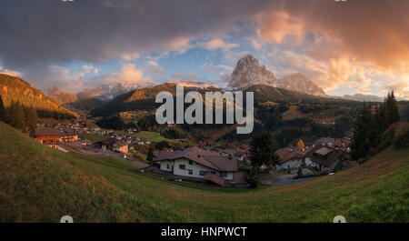 Italien. Dolomiten. Panorama von dem Dorf Santa Cristina in Val Gardena und den Bergen Langkofel Stockfoto