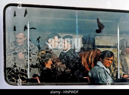 Timisoara Rumänien - Passagiere, darunter ein junges Paar, fotografiert in einem Bus in die rumänische Stadt Timisoara unmittelbar nach der Revolution im Dezember 1994 - Foto von Simon Dack Stockfoto