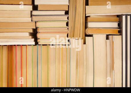 Antiquarische Bücher gestapelt auf einem Lagerregal. Hintergrund zu lesen. Kultur Stockfoto