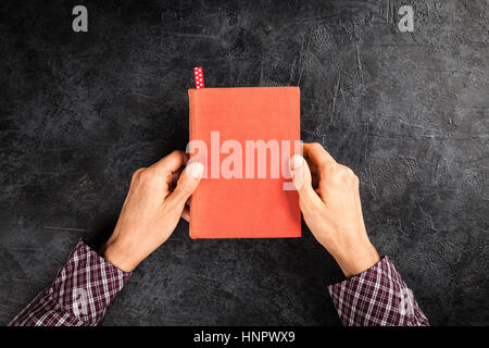 Ein Buch zu lesen Stockfoto